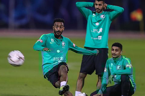 بالصور.. أخضر الكرة يواصل تدريباته في أبوظبي