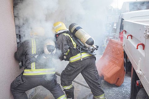 مدني مكة يسيطر على حريق بشارع فلسطين دون إصابات