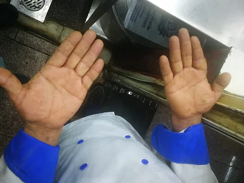 بالصور.. صحة البيئة في مكة المكرمة تشن حملة على مطاعم قلي الأسماك بحي الكعكية