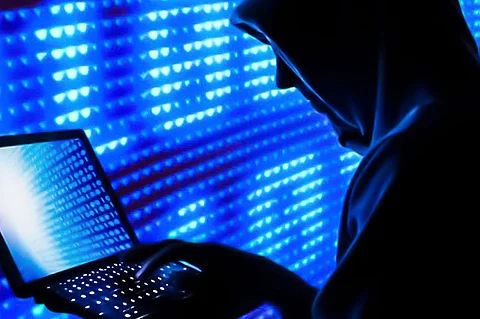 موظف مفصول ينتقم من مدرسة إماراتية بهجوم إلكتروني ويهرب للخارج
