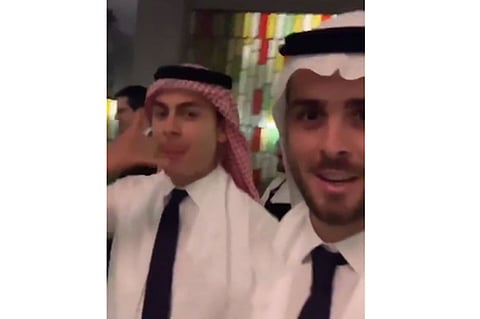 بالفيديو.. ديبالا وبيانيتش بالزي السعودي في جدة