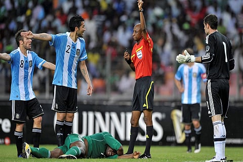 شراء الصافرة .. قصص مثيرة لـ«الحكام المرتشين» في عالم كرة القدم