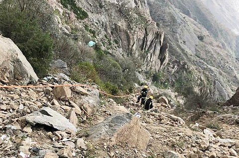 بالصور.. إنقاذ وافد سقطت مركبته من ارتفاع شاهق بالباحة بعد اصطدامها بسيارة