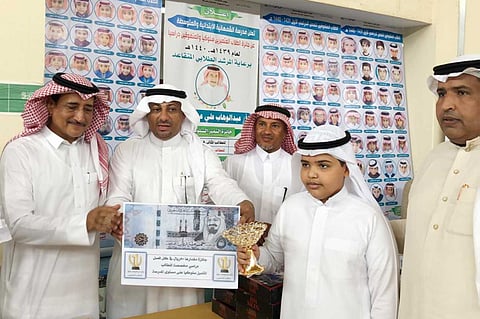 بالفيديو.. طالب في جازان يتبرع بجائزته صدقة لزميله المتوفى