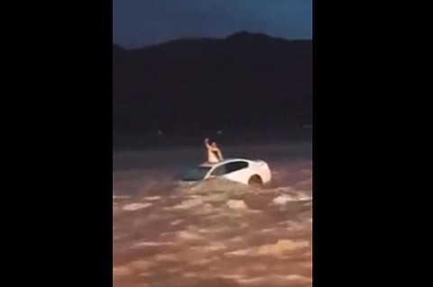 بالفيديو.. تفاصيل جديدة في واقعة إنقاذ «الشاب المُستغِيث» وسط السيل بتبوك