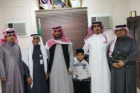 طالب يتعرض لاختناق داخل فصل دراسي بالرياض.. ومعلمان يتدخلان لإنقاذه