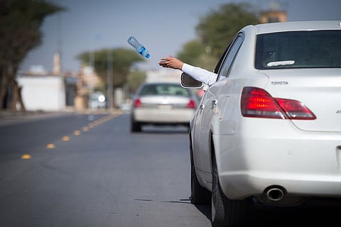 تحذير من رمي أي أجسام خارج السيارة