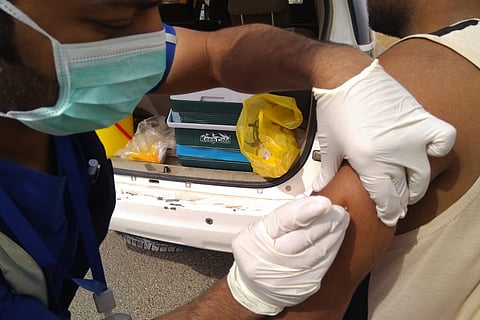 بالصور.. تواصل حملة تطعيم مُلاك الإبل قبل انطلاق مهرجان الملك عبدالعزيز