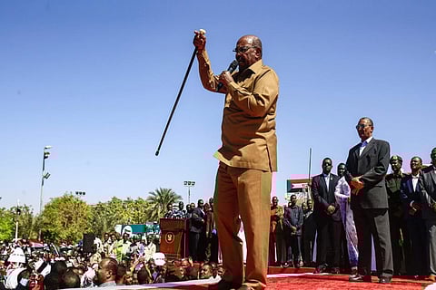 البشير أمام الآلاف من مؤيديه: الرئيس لا يرحل بالـ«فيسبوك»