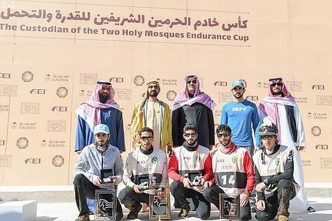 بالصور.. أمير المدينة المنورة يُتوّج أبطال كأس خادم الحرمين لسباق القدرة والتحمّل