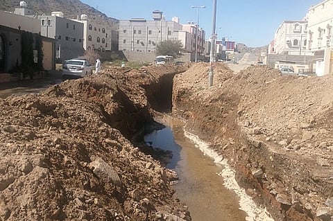 بالصور.. أمانة الطائف تحفر 3 آبار للحد من طفوحات المياه السطحية
