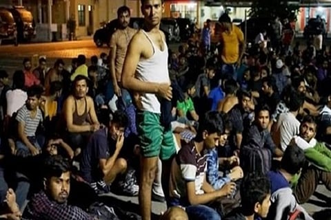 بدون طعام.. العثور على 252 مهاجرًا داخل محلين تجاريين بإندونيسيا