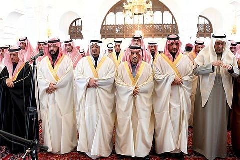 بالصور.. أمير الرياض ووزير الداخلية يؤديان صلاة الميت على الفريق سعود الهلال