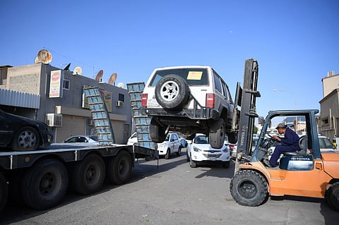 بالصور.. بلدية عنيزة تزيل أكثر من 320 مركبة تالفة خلال 3 أشهر