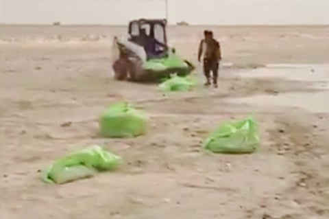 بالفيديو: رفع 40 طن نفايات بشاطئ الشعيبة.. والأرصاد تطالب المتنزهين بعدم زيارته