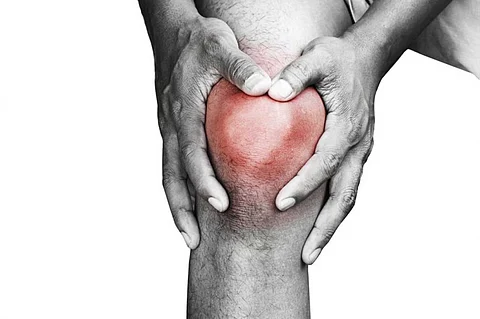 طقطقة الركبة.. متى تستلزم استشارة الطبيب؟