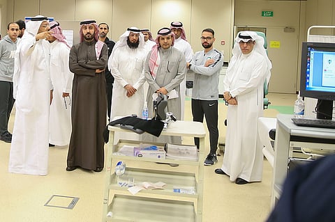  بالصور.. قصي الفواز يزور مختبرات كلية علوم الرياضة بجامعة الملك سعود