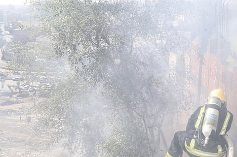 حريق في جبل جرهم بحي المنصور والدفاع المدني يباشر إخماده