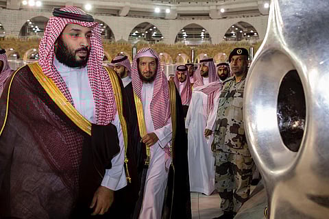 بالفيديو والصور.. ولي العهد يطوف بالبيت الحرام.. ويصلي بالكعبة المشرّفة