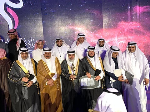 بالصور.. آل الشيخ يتوج إدارة تعليم الطائف بجائزة التميز