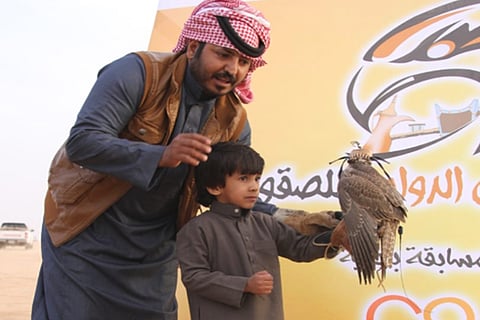بالصور.. صقَّارو وادي الدواسر ينقلون خبراتهم للجيل الجديد في المقناص