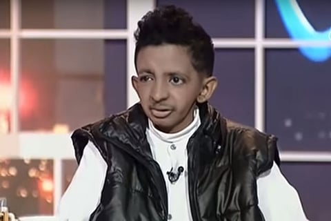 «كينق العزيزية».. انتصر على السرطان ودفعه التنمر إلى محاولة الانتحار