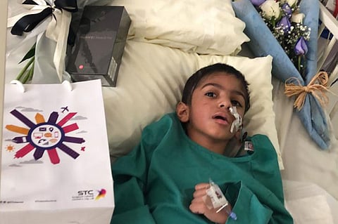 الرئيس التنفيذي لـ «STC» يزور الطفل المُعنَّف من زوج والدته