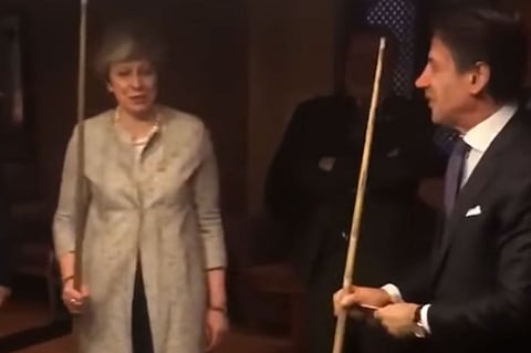 بالفيديو.. «مباراة بلياردو» غير مسبوقة بين تيريزا ماي ورئيس وزراء إيطاليا