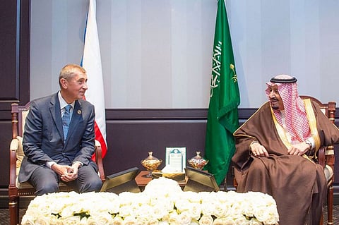 على هامش القمة العربية الأوروبية.. خادم الحرمين يلتقي رئيس وزراء جمهورية التشيك