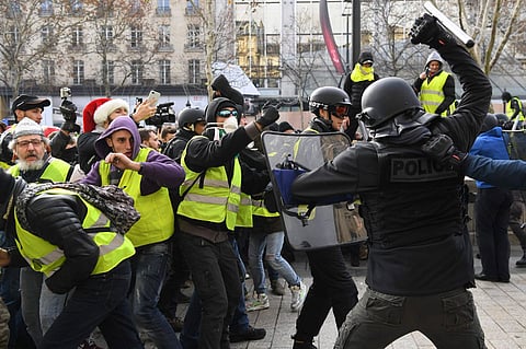 «مجلس أوروبا» ينتقد الشرطة الفرنسية ويطالب بحظر «الرصاص المطاطي»