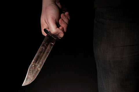 جريمة وحشية.. إسباني يقتل أمه ويقطّع جثتها ليطعم بها كلبه الأليف