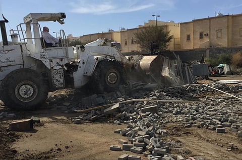 بالصور.. إزالة 7 مواقع عشوائية مخالفة لتداول مواد البناء بالطائف