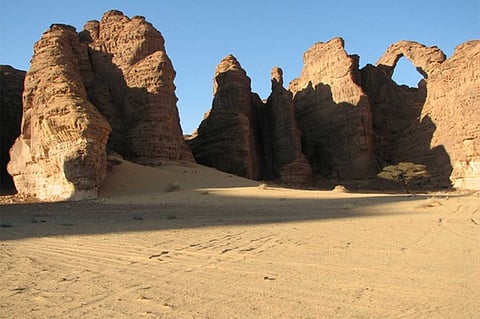 مرشد سياحي يوضح سبب عدم سفلتة الطرق المؤدية لجبال العلا