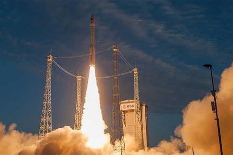 "أريان سبيس" تستعدّ لإطلاق 6 أقمار صناعية ضمن مشروع إنترنت عالمي