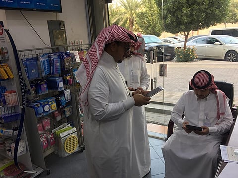 بالصور.. ضبط عشرات المخالفات والقبض على 6 وافدين في الرياض