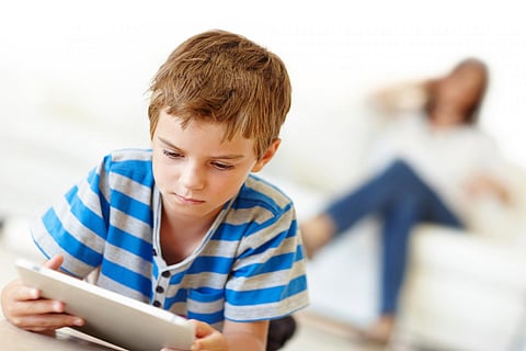 وزيرة ألمانية تضع لطفلها قواعد صارمة لاستخدام الهاتف الذكي