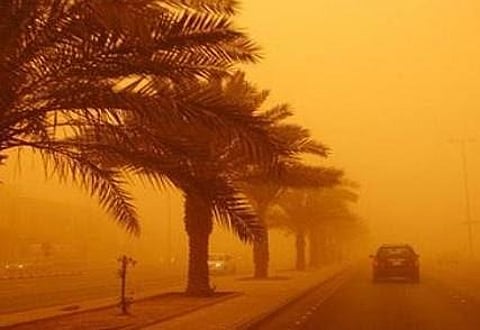 سحب ممطرة ورياح مثيرة للأتربة على معظم مناطق المملكة.. الأحد