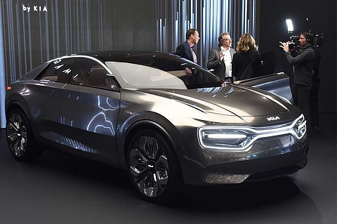 «كيا» تقدِّم سيارة كهربائية بتقنية الشحن اللاسلكي