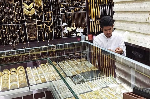 بالصور.. صناعة الذهب.. الفتيات أكثر إقبالًا.. وضعف الراتب يعوق التوظيف