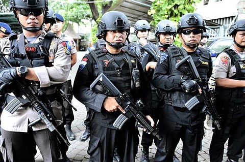 إندونيسية تفجر نفسها وطفلها بعبوة ناسفة أثناء مداهمة الشرطة لمنزلها