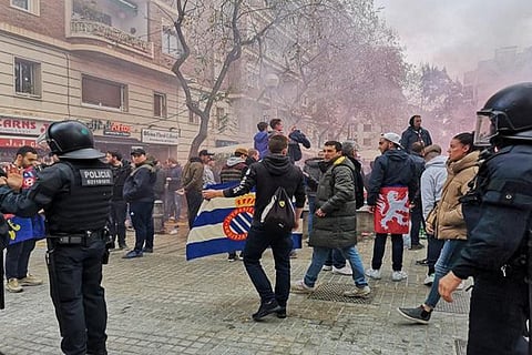 5 جرحى في اشتباكات بين مشجعي برشلونة وليون