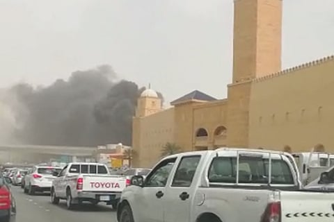 بالفيديو.. حريق بمحطة مترو تحت الإنشاء قرب مخرج ١٥ بالرياض