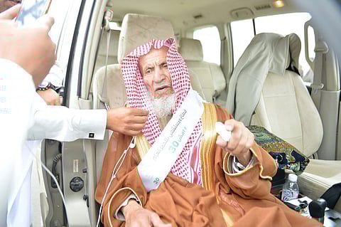 مسنّ عمره 100 عام يشارك في فعالية المشي بعسير