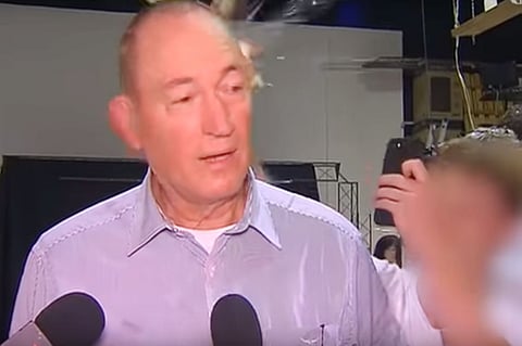 صبي يكسر البيض فوق رأس سيناتور أسترالي برر حادث نيوزيلندا الإرهابي