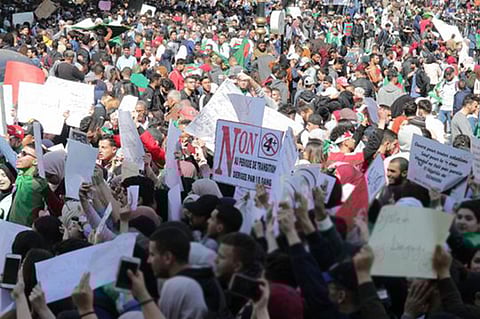 الحزب الحاكم بالجزائر يدعو للانخراط في حوار وطني