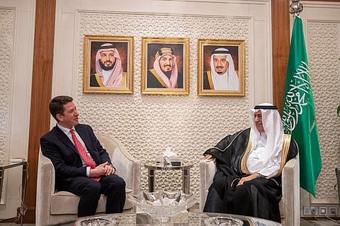 وزير الخارجية يبحث مع مسؤول بريطاني مستجدات الأوضاع الإقليمية والدولية