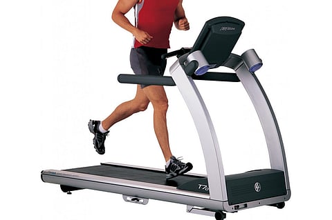 الصحة تكشف حقيقة تأثير السير الكهربائي على المفاصل والركب