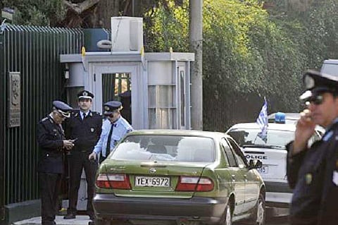 بعبوة ناسفة.. استهداف مقر القنصلية الروسية في أثينا