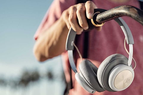 خبراء يحددون علاقة سماعات الرأس اللاسلكية بـ«السرطان»