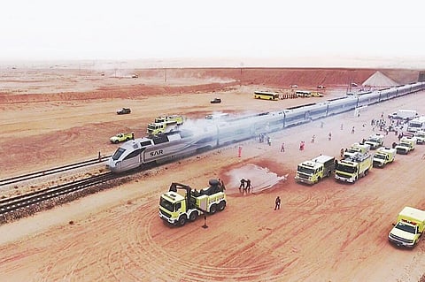 بالصور.. انحراف قطار عن مساره في فرضية أمنية بالقصيم